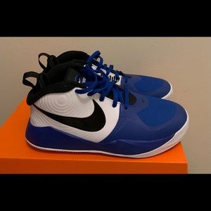 NEW ! BOYS NIKE SZ 5